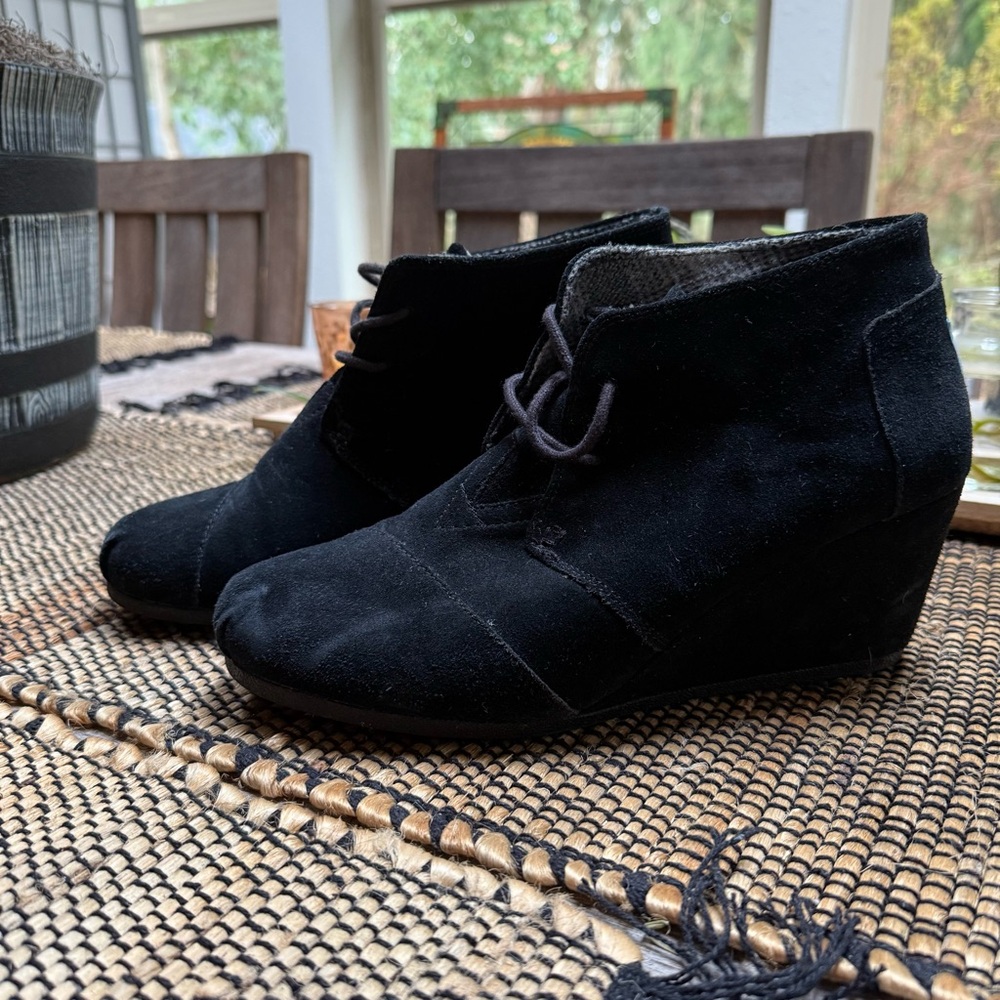 Toms Classic Black Suede Wedges